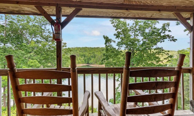 Ellijay Cabina | Carters Lake, Lakeside Cabin #9, includes free boat slip at the Marina