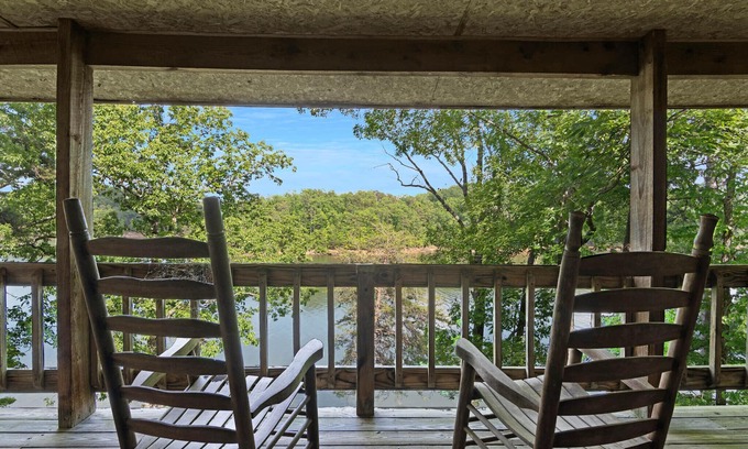 Ellijay Casa | Carters Lake Lakeside Log Cabin #3 includes free boat slip at the Marina