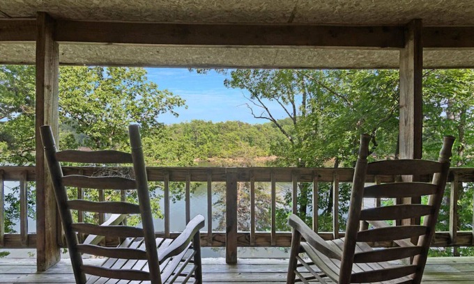 Ellijay Cabina | Carters Lake Lakeside Log Cabin #2 includes boat slip at the marina