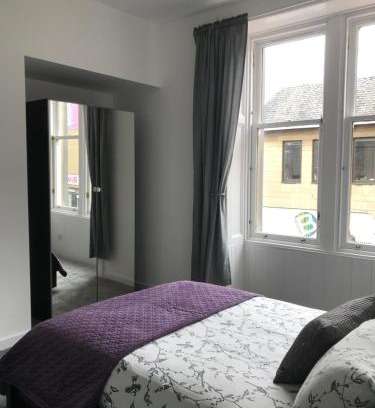 Dunfermline Apartamento | Carvetii - Edward House A - 2 Dbl bed 1st floor flat
