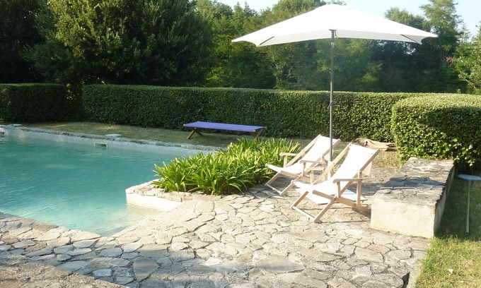 Santa Vittoria in Matenano Villa | Casale Oliva en un paisaje de encinas, olivos y cerezos.