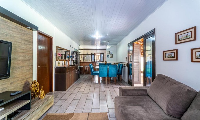Centro Casa | CASA 3 QUARTOS COM AR TV A CABO E WI-FI