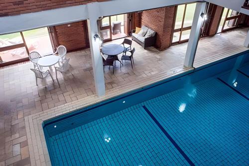 Pinto Bandeira Casa | Casa 4 suíte, piscina interna em Pinto Bandeira