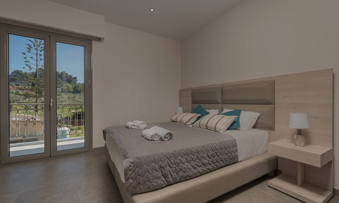 Zakynthos Town Apartamento | Casa 77 Zante by Karras Hotels