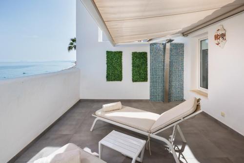 Nueva Milla de Oro Casa | Casa adosada en primera línea de playa, Estepona