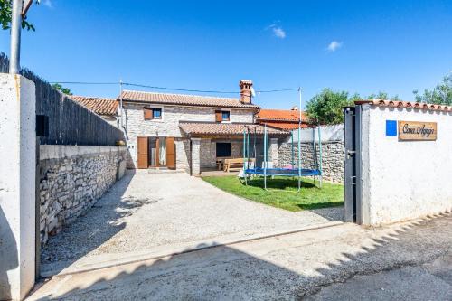 Mali Vareski Casa | Casa Agnija - Authentic Istrian holiday home with terrace and garden near the Sea
