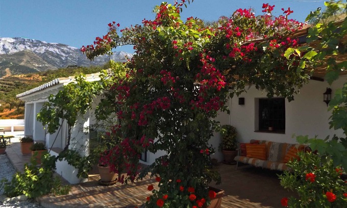 Sedella Cabaña | Casa Almendros, casa de campo tradicional de estilo andaluz con piscina privada