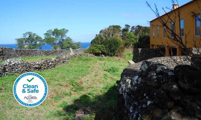 Ponta Delgada Villa | Casa Amarela - Espacio, comodidad, luz y magnífica vista de las montañas y el mar.