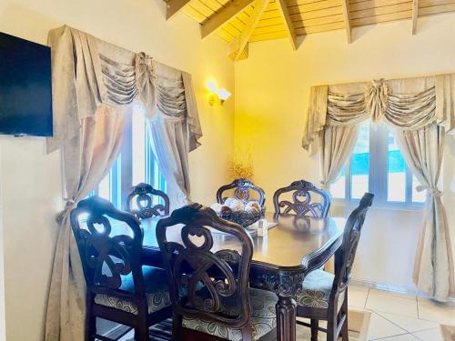 St. John's Casa | Casa Amarilla