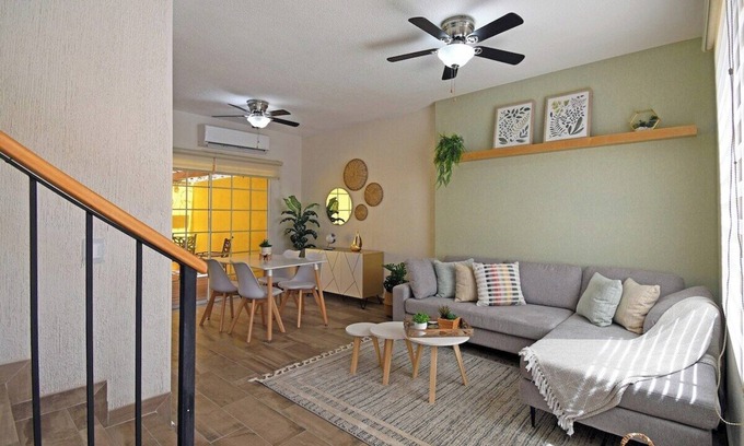 La Paz Casa | Casa Amarilla Renovada, Patios Amplios y Más