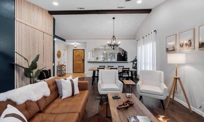 Fort Worth Casa | Casa Amigos / Rustica & Moderna Casa en Fort Worth