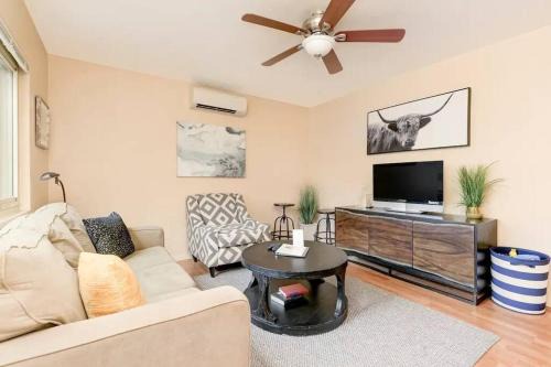 Little Italy Apartamento | Casa Amore -2BR- FREE Driveway parking for 3 cars