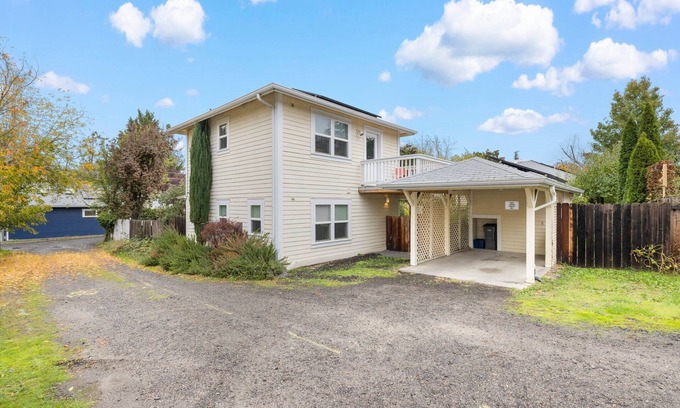 Ashland Cabaña | Casa Amore Ashland~Pet-Friendly~Walkable to the Plaza, OSF, Restaurants & More