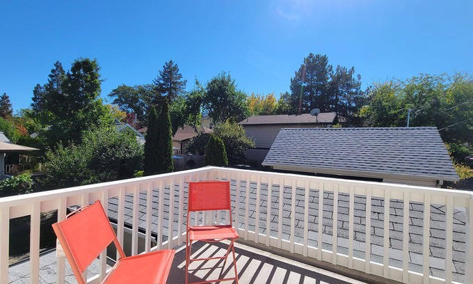 Historic Railroad District Cabaña | Casa Amore Cottage~ Close to OSF, with Gorgeous Outdoor Space
