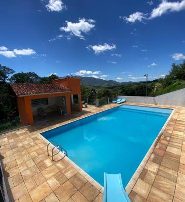 Vargem Casa | Casa ampla, 2 qtos, varanda, região de Extrema