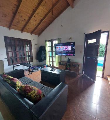 Las Colinas de Peralta Ramos Casa | Casa amplia con jardin grande, parrilla y pileta en mar del plata en barrio jardin pegado al bosque peralta ramos