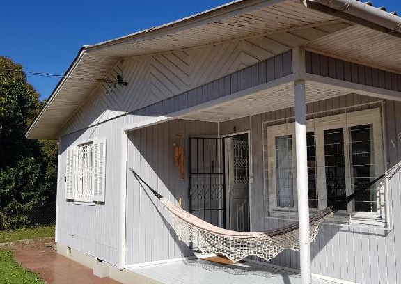 Cambara do Sul Casa | Casa Aurora, Completa, no Centro, Cercada, 130m quadrados, 11 Pessoas, Wi-Fi, 3 Quartos, Cozinha e Sala Integrados, 2 Banheiros, Varanda, Garagem Coberta 1 carro, Estacionamento Interno 3 Carros, Churrasqueira, Lareira de Alta Performance, Fogão de Ferro