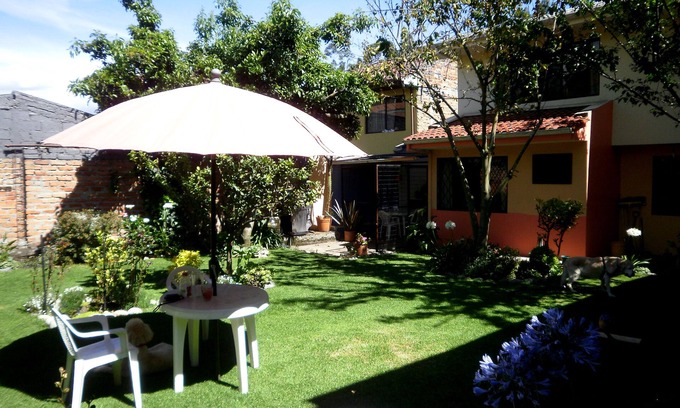 Cuenca Apartamento | Casa Bella Mia. ¡Este acogedor y espacioso piso con exuberante jardín te espera!