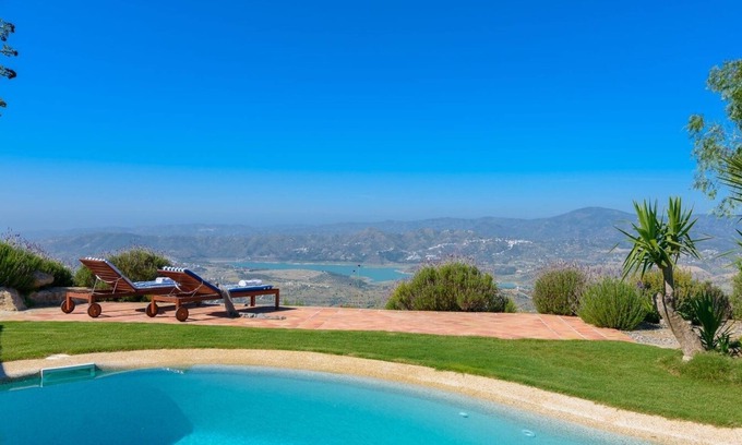 Alcaucín Villa | Casa Belmonte Alcaucín by Ruralidays