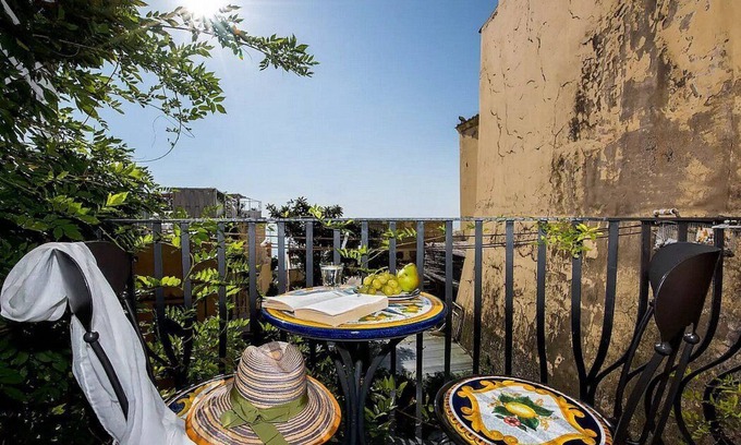 Positano City Centre Casa | Casa Bettina: una casa antigua característica en un piso.