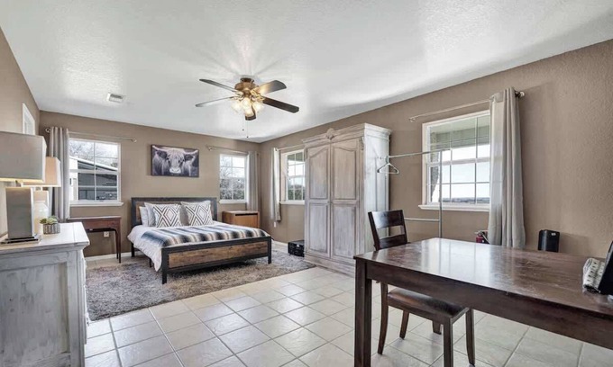 Fredericksburg Casa | Casa Blanca: Hot-tub, Fire Pit, Hill Country Views