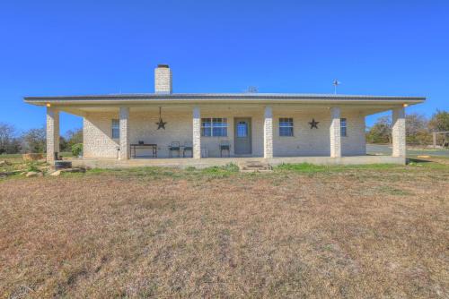 Fredericksburg Casa | Casa Blanca: Hot-tub, Fire Pit, Hill Country Views