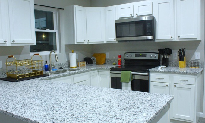 Emporia Casa | Casa Blanca - mins to Downtown Emporia