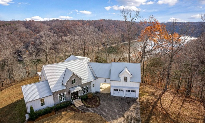 Smithville Chalet De Esquí | Casa Blanca, Overlooking Center Hill Lake (Dog-Friendly)