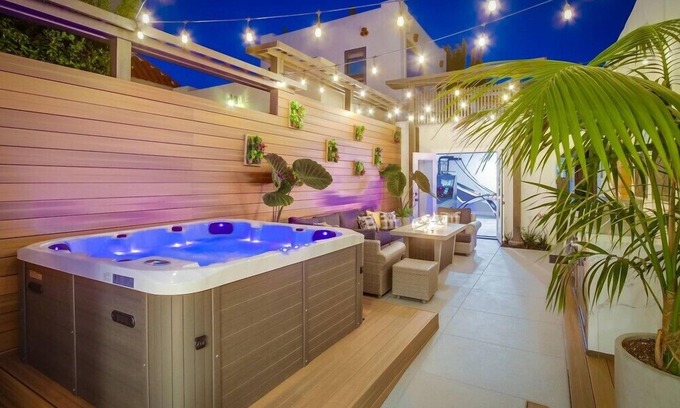Middletown Casa | Casa Blanca–Ultimate Getaway: Spa, Game Rooms, Firepit, Views