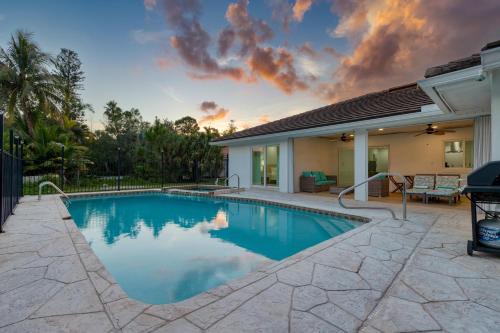 Bonita Springs Casa | Casa Bonita by AvantStay Large Backyard Patio Pool Hot Tub
