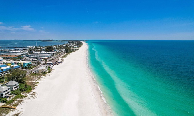 Bradenton Beach Casa | En el corazón de Bradenton Beach, a unos pasos de la playa y la bahía.