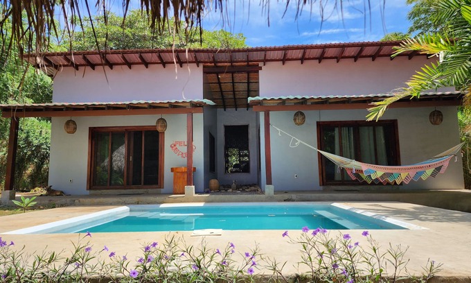 Aserradores Casa | "¡Casa Boom!" Hermosa casa de 2 dormitorios y 2 baños con piscina en la playa junto al auge.
