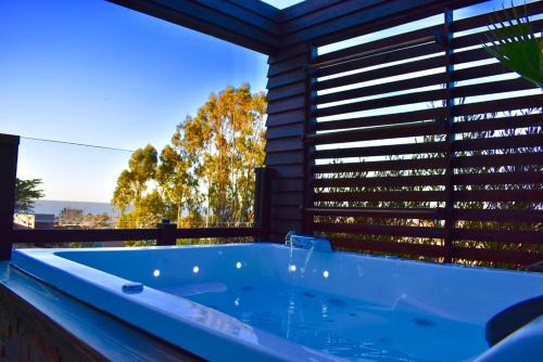 Pichilemu Casa | CASA BOUTIQUE PRIVADA CON VISTAS AL OCÉANO - Quincho Privado - No incluido en la tarifa agrega por un suplemento una sesión de hidromasaje bajo las estrellas en jacuzzi privado de uso exclusivo - Estacionamiento Privado