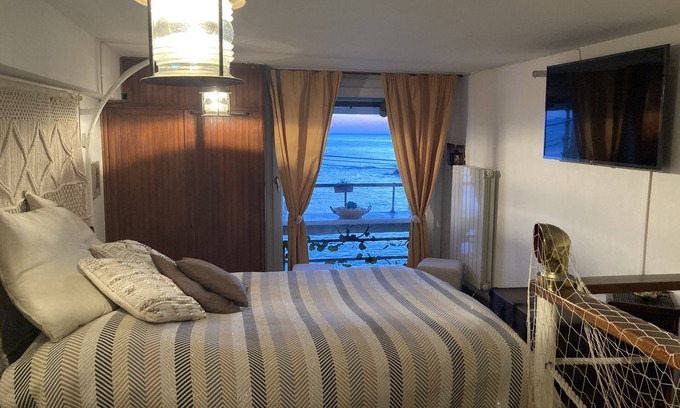 Quinto al Mare Casa | Casa Bruna …… Like a boat on the sea ......