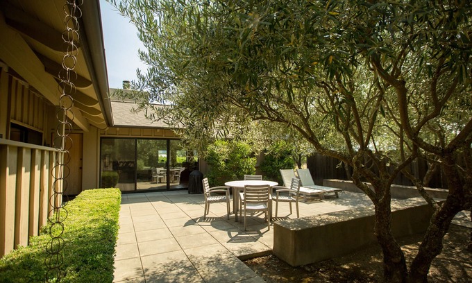 St. Helena Casa | CASA CABERNET- UN RARO ENCUENTRO ENTRE LAS VIDES EN NAPA VALLEY WINE COUNTRY-MENSUAL