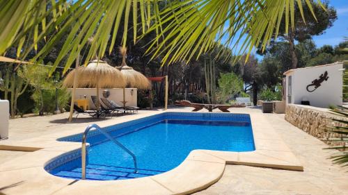 Urbanitzacio la Fustera Apartamento | Casa Caledonia - Appartement dans villa avec jardin arboré et piscine à 500 M de la mer