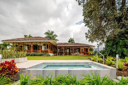 Alegrias Casa | Casa Campestre con Jacuzzi y 4 habitaciones en Pereira