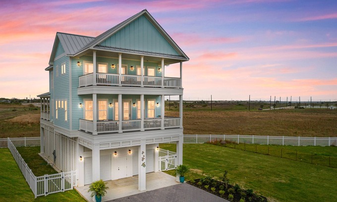 Galveston Casa | Casa Carapace l New 2023 Construction Luxe Home! Walk to beach! Sleeps 12