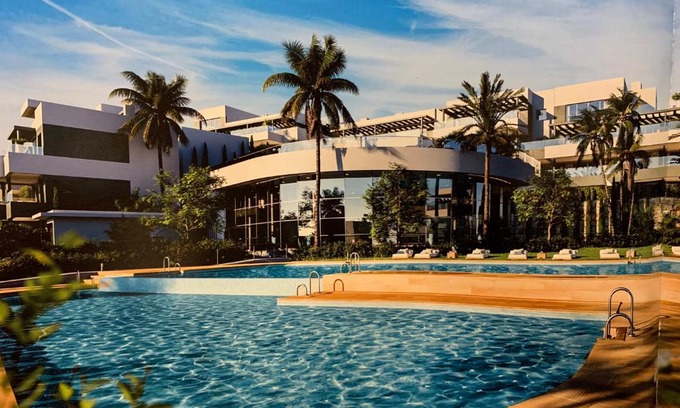 Estepona Apartamento | CASA CASU NEW STUNNING 3 BED RAISED GROUND FLOOR APARTMENT & HUGE BALCONY WITH SEA POOL & MOUNTAIN VIEW INDOOR & OUTDOOR SWIMMING POOLS & GYM WALKING DISTANCE TO BEACH PORT Estepona TRAVELLER AWARD 2023