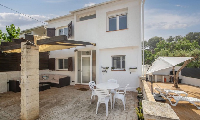 Tarragona Casa | Casa Cerca de la Playa con Terraza, Barbacoa y Mucho Más!