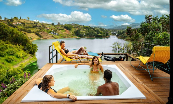 El Penol Casa | Casa Chévere - Vibrant & Fun Lakeside Oasis