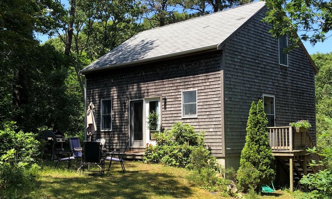 Edgartown Casa | Casa Chica es una encantadora cabaña, ubicada en el bosque. ¡Piensa en la playa o R & R!