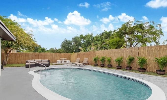 Hallandale Beach Villa | Casa Christina I 5 min to Beach I Tropical Pool