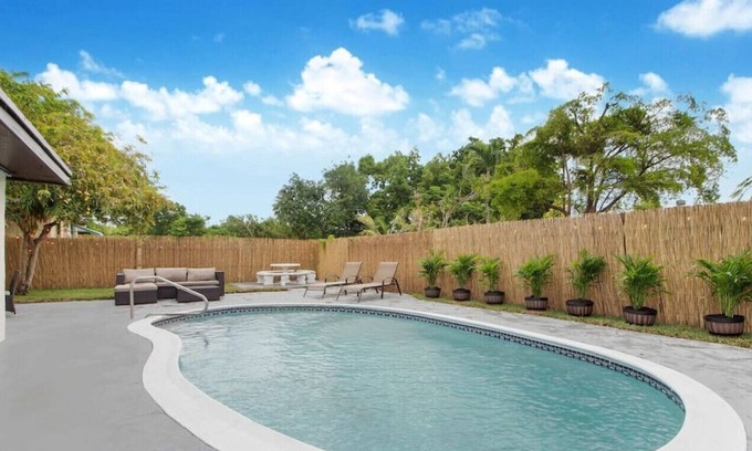 Hallandale Beach Villa | Casa CHRiSTINA I Tropical Pool