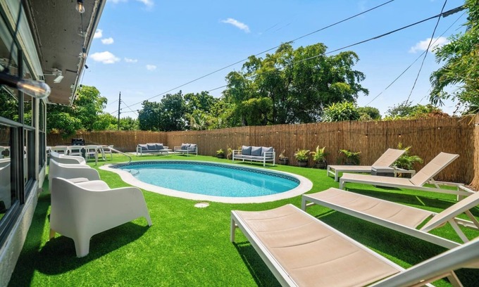 Hallandale Beach Villa | Casa Christina I 5 min to Beach I Tropical Pool