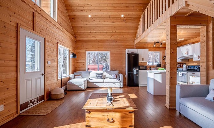 Central Alberta Casa | "Casa CIelo" Cabin on the lake!
