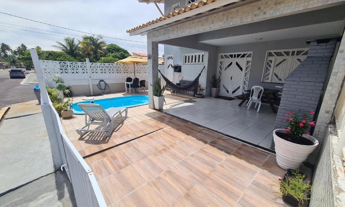 Mosqueiro Casa | Casa cinza em frente à praia em condominio