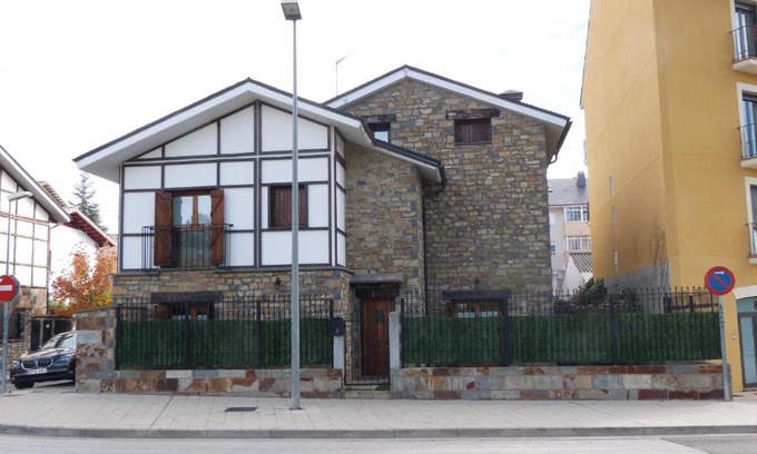 Jaca Casa | Casa con jardín frente ciudadela