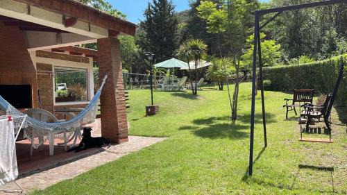 Villa Del Dique Casa | Casa con jardín, pileta, asador, y vistas al lago en Embalsina