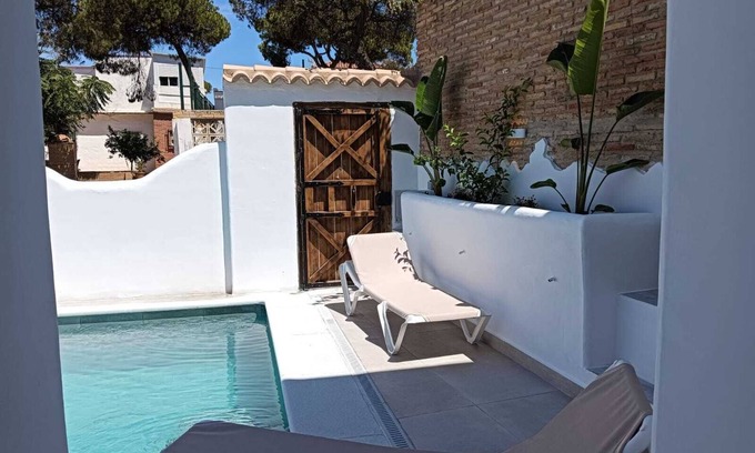 Punta Umbria Chalet De Esquí | Casa Alhamar con piscina y aparcamiento privado al lado de la playa
